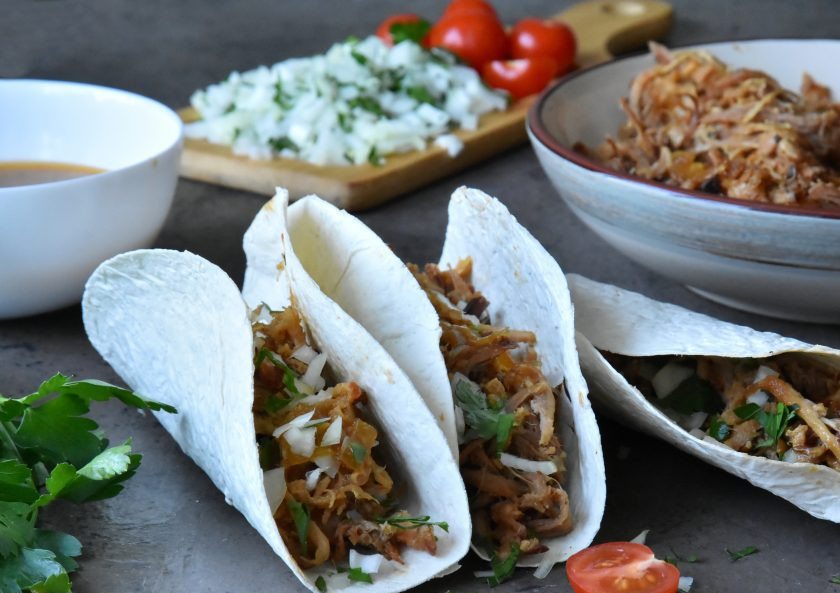 1. Этап. Рваная свинина: Предлагаю приготовить тако. Нафаршируйте тортильи рваной свининой, дополните измельченным луком и кинзой. Не забудьте подать оставшийся соус, чтобы макать в него.