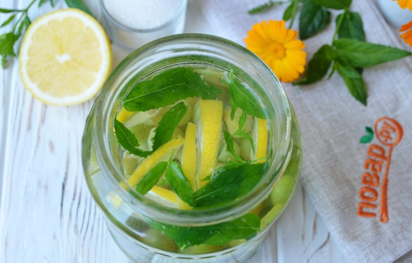 1. Этап. Компот из крыжовника: Залейте кипятком. Прикройте крышкой и оставьте на 5 минут.