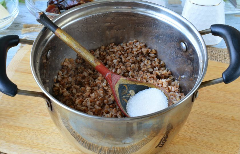 1. Этап. Гречка с финиками: Варите гречку на небольшом огне 10 минут, добавьте сахар и перемешайте.