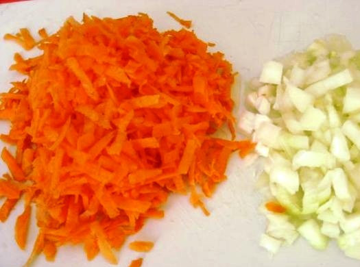 1. Этап. Капустная запеканка с мясным фаршем: Порежьте лук и потрите морковь.