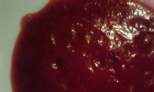 1. Этап. Кутья с яблоками: Через сито сцеживаем сок.