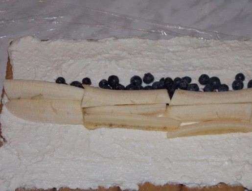 1. Этап. Торт Домик без выпечки: 4. Очистите банан и нарежьте его небольшими тонкими полосками, выложите возле ягод.