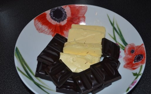 1. Этап. Кекс мраморный в мультиварке: 3. В отдельную мисочку положить шоколад, поломанный на дольки, и размягченное сливочное масло.