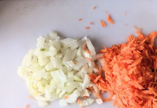1. Этап. Салат Воевода с тунцом и редькой: Лук и морковь чистим. Лук режем мелкими кубиками. Морковь трём на тёрке.