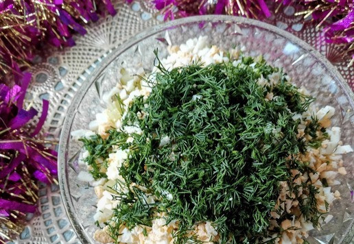 1. Этап. Салат Морская владычица: Также мелко порубить укроп.