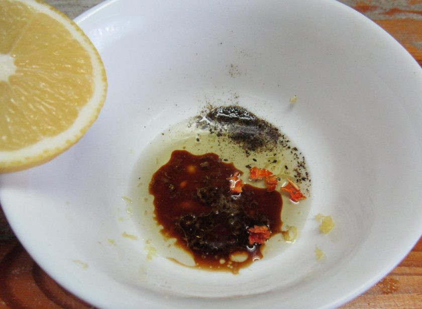 1. Этап. Салат Вьетнам: Влейте кунжутное масло, соевый соус, черный перец, выдавите сок лимона и влейте маринад с овощей. Все перемешайте.