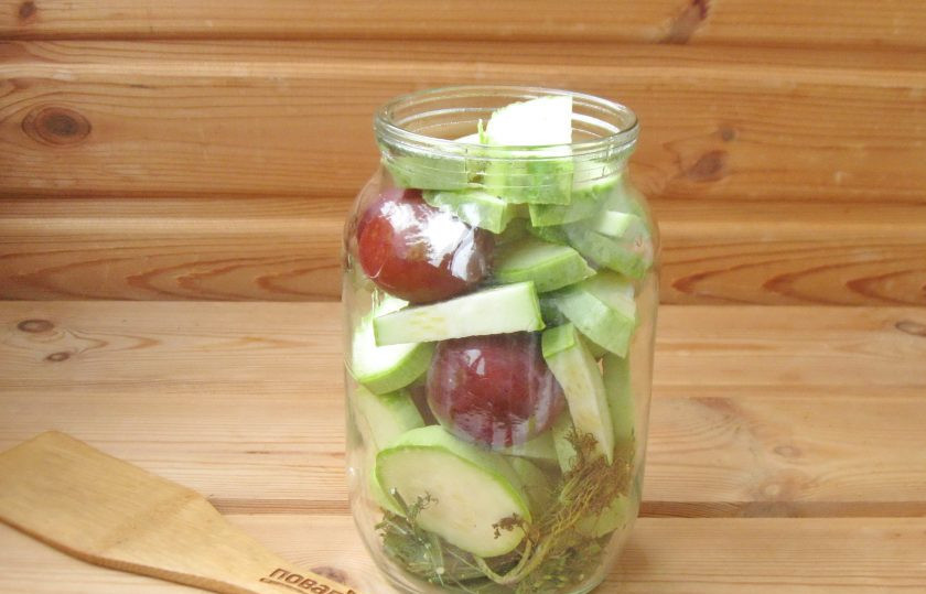 1. Этап. Кабачки со сливами на зиму: Чередуя сливу и кабачки, заполните банку доверху.