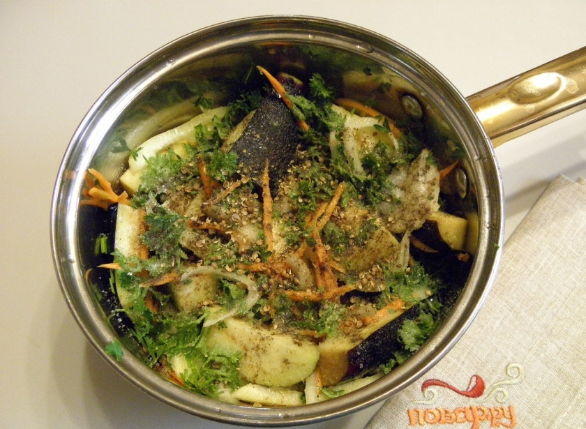 1. Этап. Синенькие с морковкой по-корейски на зиму: Сложите в кастрюлю с толстым дном все ингредиенты рецепта, включая рубленую зелень петрушки. Добавьте мелко размолотый кориандр. Перемешайте и варите салат на медленном огне 10 минут.