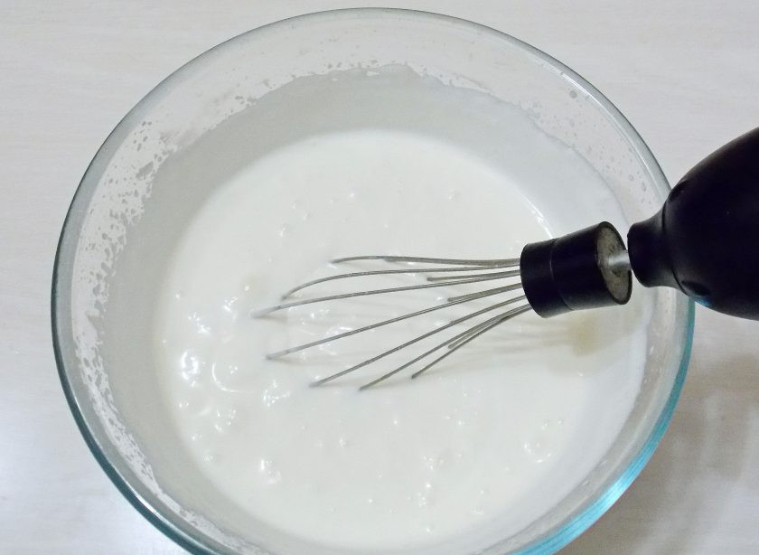 1. Этап. Медово-песочный торт: Взбивайте сметану в течение 3 минут до пышной массы.