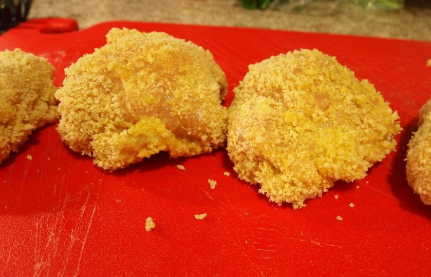 1. Этап. Самые ленивые Котлеты по-киевски: 6. В одной миске взбейте яйца, в другую выложите панировочные сухари, а в третью насыпьте муку. Сперва котлету обваляйте в муке, затем окуните в яйцо и панируйте в сухарях.