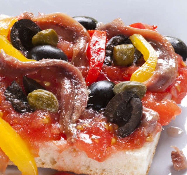 1. Этап. Салат по-тоскански: Посыпать каперсами и оливками, выложить анчоусы (их нужно предварительно немного вымочить в воде и измельчить - хотя последнее не обязательно, можно использовать довольно крупные кусочки филе).