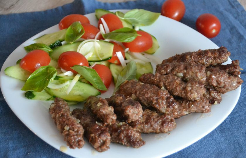 1. Этап. Чевапчичи по-сербски: Подавайте чевапчичи с любым гарниром, но лучше всего с овощами или с овощным салатом. Приятного аппетита!