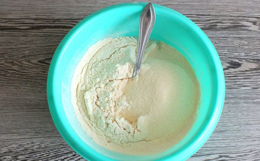 1. Этап. Хлеб с уксусом: Добавьте просеянную муку, манку.