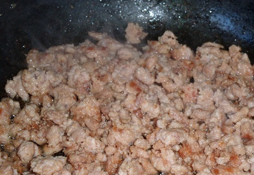 1. Этап. Суп-пюре из цветной капусты: Обжариваем фарш 12-15минут, постоянно помешивая. Затем убираем сковороду с огня.