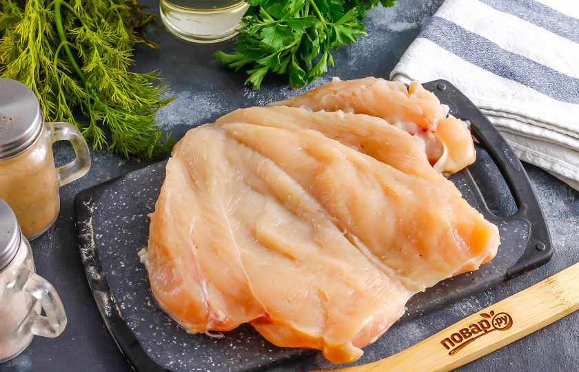 1. Этап. Куриный рулет с блинами: В то время филе промойте, срежьте с него жилы и пленки. Разрежьте пополам, но не до конца, раскрывая его как книжку.