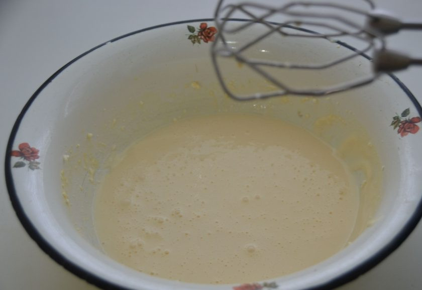 1. Этап. Пирог с грушами и сливами: Смешайте сливочно-творожную начинку до однородности миксером или вручную.