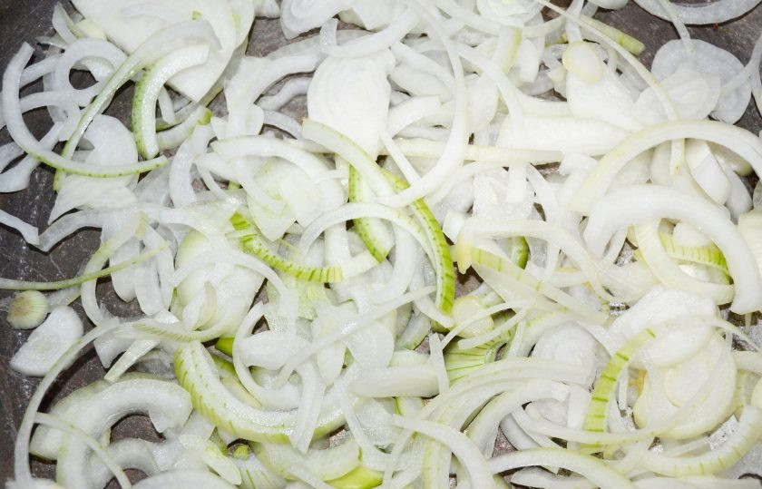 1. Этап. Вкусная икра из кабачков на зиму: В большую кастрюлю влейте половину масла и выложите лук. Жарьте 10-12 минут, помешивая.