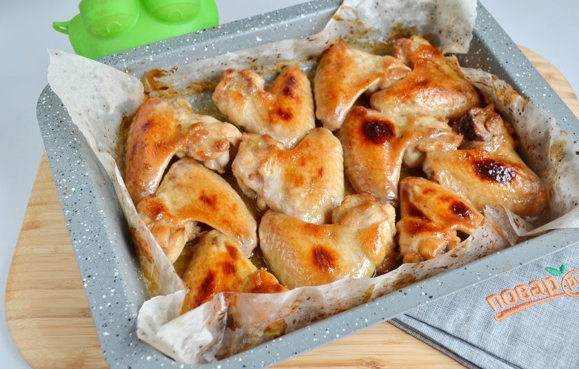 1. Этап. Куриные крылышки в медово-чесночном маринаде: 5. Куриные крылышки в медово-чесночном маринаде готовы. Подавайте горячими.