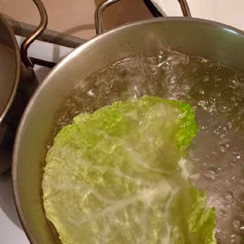 1. Этап. Нежные голубцы из савойской капусты: Капустные листья пробланшировать в кипящей воде 2 - 3мин, пока они не станут мягкими и пластичными, но не переварите. Остудить.