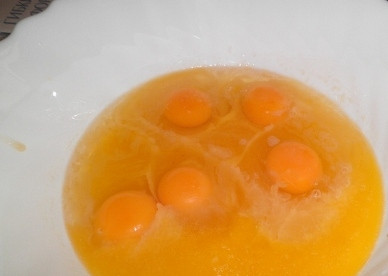 1. Этап. Кулич из творога: Растираем яйца с обычным и ванильным сахаром до исчезновения крупинок.