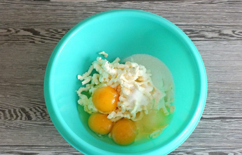 1. Этап. Сочни на маргарине: Добавьте к маргарину яйца, 100 грамм сахара. Размешайте венчиком.