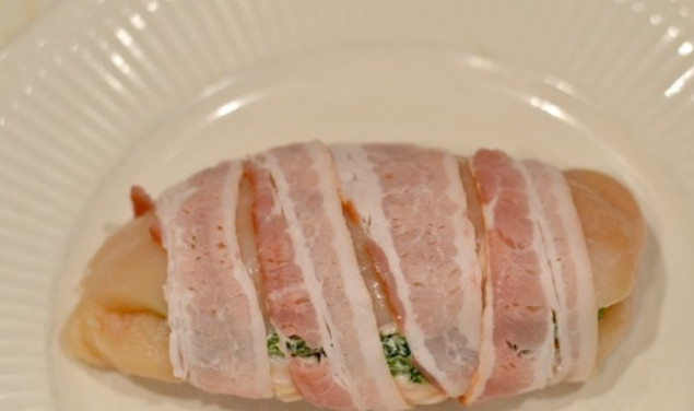 1. Этап. Куриные грудки с сыром и беконом: 4. Каждую грудку оберните 2 полосками бекона, чтобы прикрыть начинку.