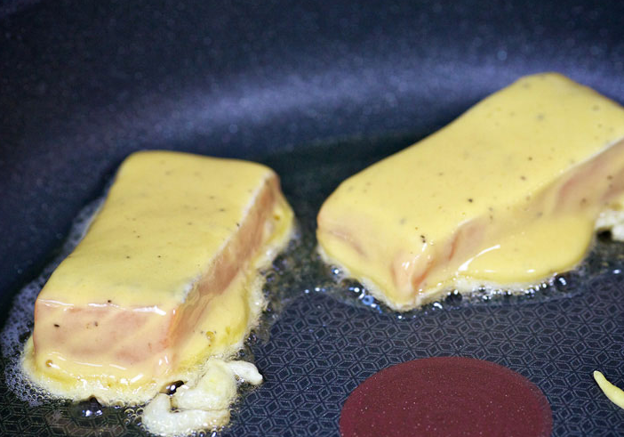 1. Этап. Горбуша кусочками: Обжариваем на разогретой сковороде до золотистого цвета с двух сторон.