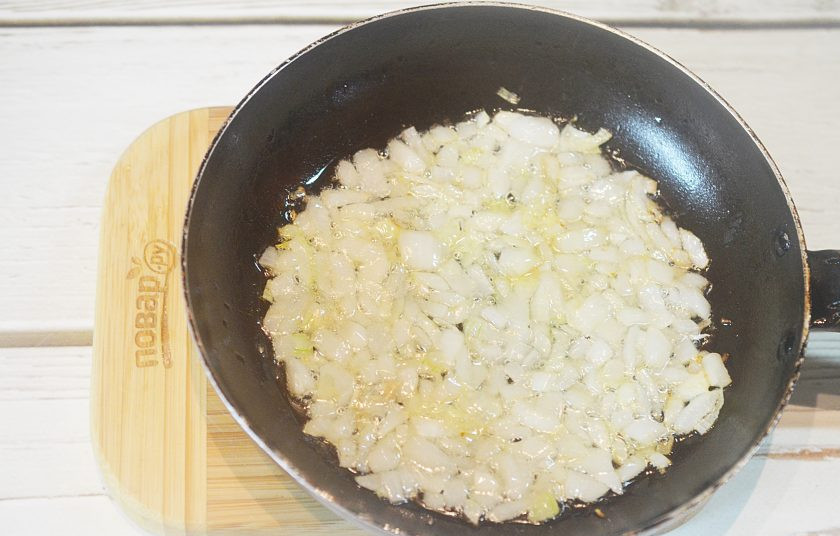 1. Этап. Свиные отбивные с шалфеем: 4. Обжарьте с добавлением небольшого количества масла.