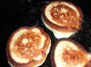 1. Этап. Оладьи с яблоком: Разогреваем сковороду с растительным маслом и на огне чуть больше среднего жарим оладьи до красивой румяной корочки с обеих сторон. Тесто выкладываем столовой ложкой.