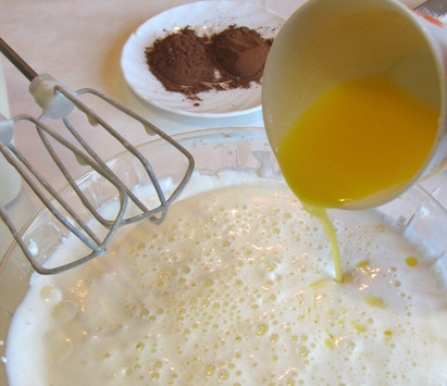 1. Этап. Бисквитный пирог Зебра: 1. Отделим белки от желтков. Сахар поделим пополам, одну половину взбиваем с белками до устойчивых пиков, а вторую перетираем с сахаром.