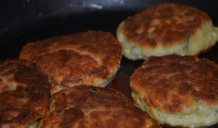 1. Этап. Хачапури ленивые: Обжариваем хачапури до румяной корочки. Готово! Перед подачей даем им немного остыть. Приятного аппетита)