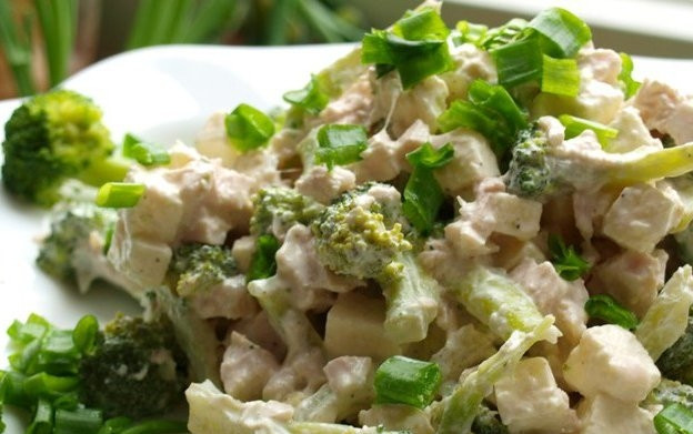 1. Этап. Брокколи с брынзой: Затем заправьте салат соусом, нарежьте лук для украшения и подавайте блюдо к столу. Приятного вам аппетита!