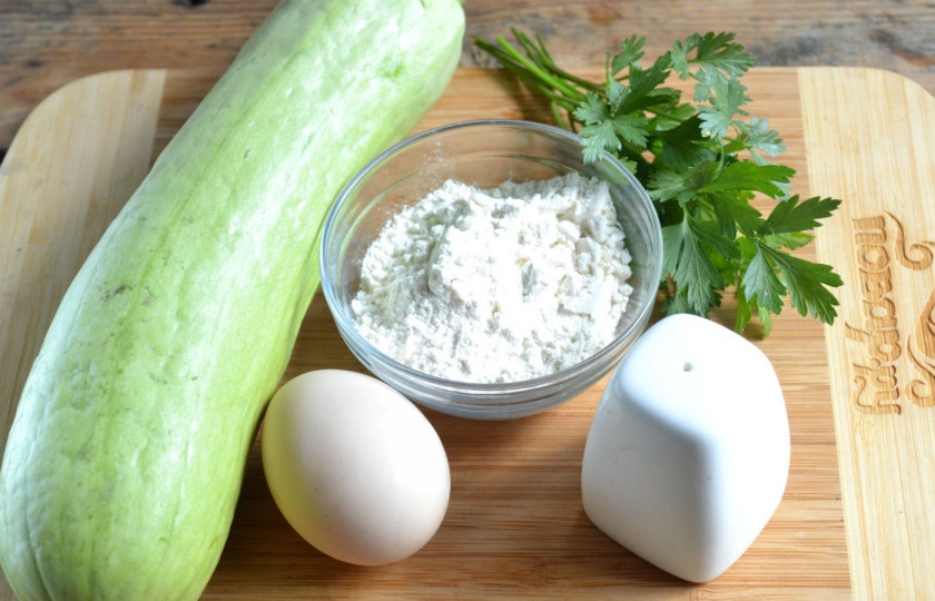 1. Этап. Драники из кабачков: Подготовьте все необходимые ингредиенты. Кабачок выбирайте молодой, очистите его от кожуры и промойте.