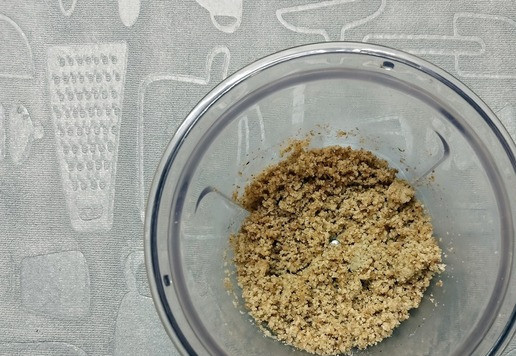 1. Этап. Шоколадные мини-вафли с кремом-чиз: Орехи измельчить блендером.