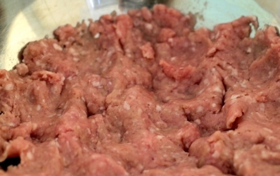 1. Этап. Сочные котлеты из фарша: Подготовим фарш. Если вы делаете его самостоятельно - не поленитесь пропустить через мясорубку дважды. С покупным фаршем, это тем более нужно сделать!