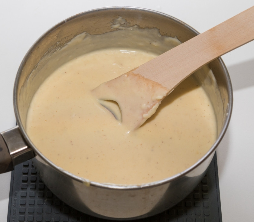 1. Этап. Мусака классическая: Затем начинайте медленно, тонкой струйкой, вливать молоко, интенсивно мешая соус лопаткой, чтобы не образовывались комочки. Лучше влить сначала 0,4 молока, чтобы потом можно было отрегулировать густоту соуса. Постоянно помешивая, доведите соус до кипения, всыпьте соль, мускатный орех и сыр. Готовьте до полного растворения сыра. Снимите соус с огня, остудите минут 5, и вмешайте предварительно немного взбитые вилкой яйца.