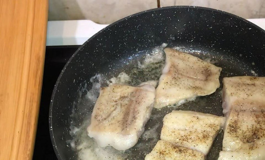 1. Этап. Рыба в сливочном соусе с цедрой: Обжарьте рыбку на сливочном масле, на среднем огне, по 3-4 минуты с каждой стороны. Обжаренную рыбу уберите со сковороды.