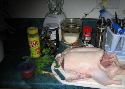 1. Этап. Утка Карри Суринам: Ингредиенты: 1 целая утка Кориандр 6 зубчиков чеснока Лук Черный перец Соль Куриный бульон (кубик) Томатная паста Порошок карри Миссис Dash Original (опционально) Черный соевый соус