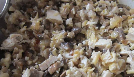 1. Этап. Блинчики с курицей и грибами: Смешиваем подготовленное куриное мясо с обжаренными с луком грибами. Чтобы начинка не высыпалась из блинчиков, можно добавить натертый на терке сыр. При обжаривании блинчиков он растает и скрепит между собой все ингредиенты начинки.