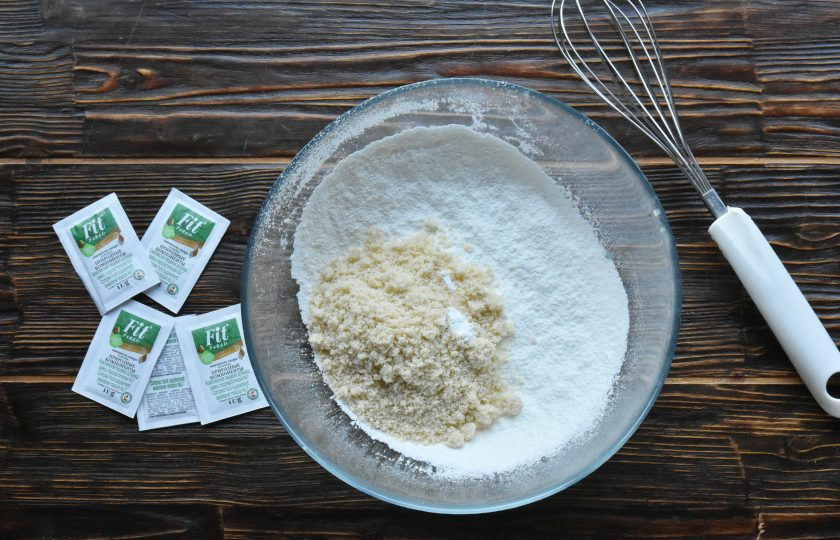 1. Этап. Маффины из рисовой и миндальной муки: Соедините в миске сухие компоненты для безглютенового теста: муку миндальную, муку рисовую, сахарозаменитель, крахмал кукурузный. Перемешайте смесь венчиком.