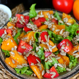 Салат с помидорами и горчицей