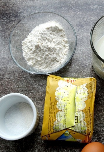 1. Этап. Булочки с грибами под сырной глазурью: Первым делом сделаем тесто.