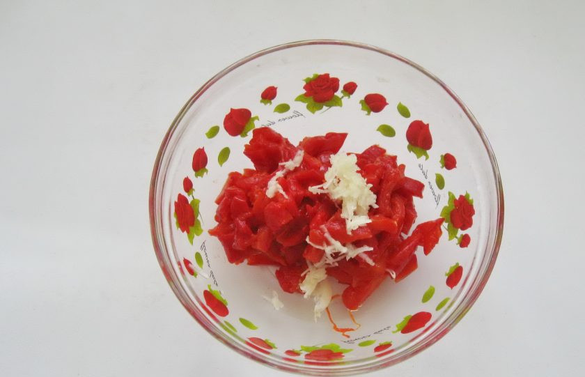 1. Этап. Сальса из печеного перца: Добавьте измельченный чеснок.