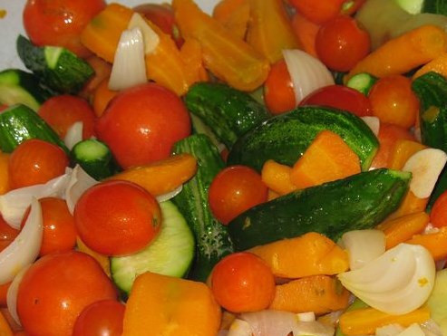 1. Этап. Ассорти из овощей: Затем все овощи, кроме фасоли и капусты, залейте остывшим маринадом, дайте им настояться пару дней (мне хватило 2 дня).