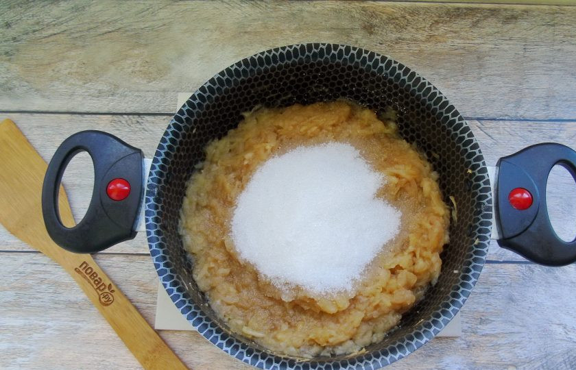 1. Этап. Тертый яблочный джем: После добавьте сахар и перемешайте.