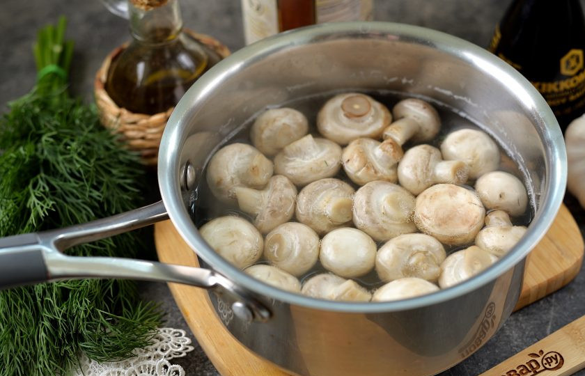 1. Этап. Маринованные шампиньоны в соевом соусе с чесноком и укропом: Вскипятите в сотейнике воду, чуть посолите, выложите в нее шампиньоны, варите 3-4 минуты.