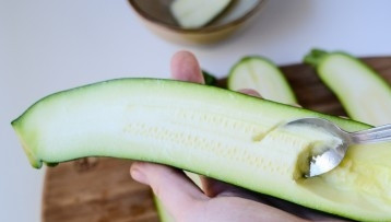 1. Этап. Лодочки из кабачков без мяса: Вынуть мякоть ложкой.