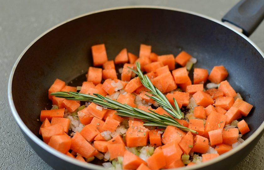 1. Этап. Холодный морковный суп: Морковь очистите, помойте, нарежьте ломтиками. Переложите морковь в сковороду. Приправьте травами, тушите минут 15, постоянно помешивая, до мягкости.