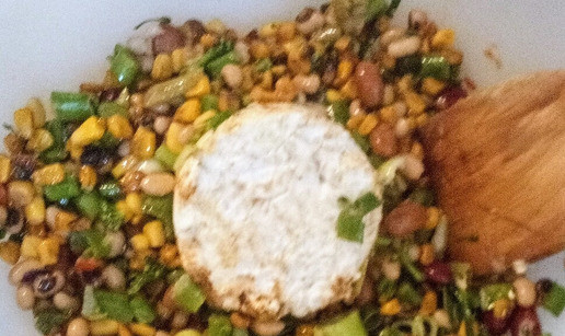 1. Этап. Жареная кукуруза с фасолью и халуми: В сковороде на оставшимся оливковом масле жарить халуми по 3 минуты с каждой стороны до коричневого цвета Выложить в салатницу к кукурузе, брокколетти и фасоли. Полить заправкой. Можно подавать. Приятного аппетита.