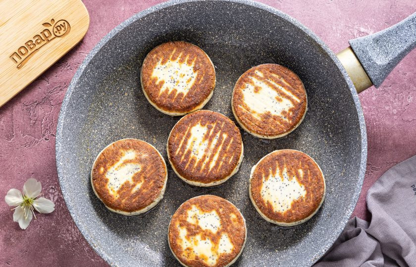 1. Этап. Постные сырники: Затем переверните и готовьте столько же со второй стороны.